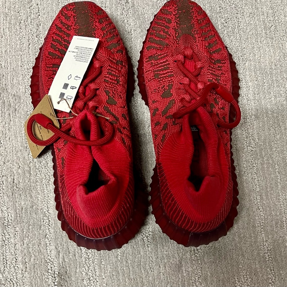 2022 
Yeezy Boost 350 V2 CMPCT 'Slate Red'